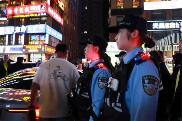 延吉公安：双节守护 延吉网红墙下“蓝玫瑰”绽放_fororder_吉林公安2