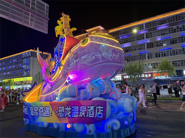 延吉花车巡游璀璨启幕 夏夜经济再添活力_fororder_吉林花车1