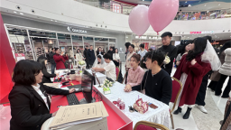 延吉：婚姻登记进商场 浪漫点燃甜蜜经济