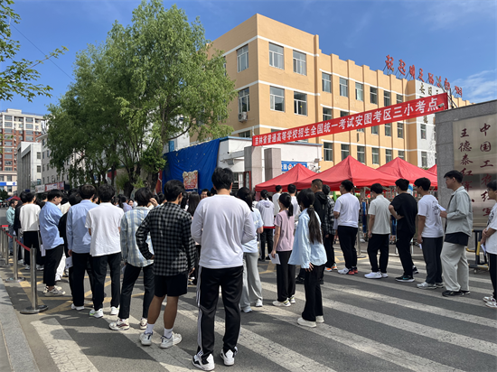 吉林安图553名学子自信应考 考点保障全面到位_fororder_吉林安图高考1