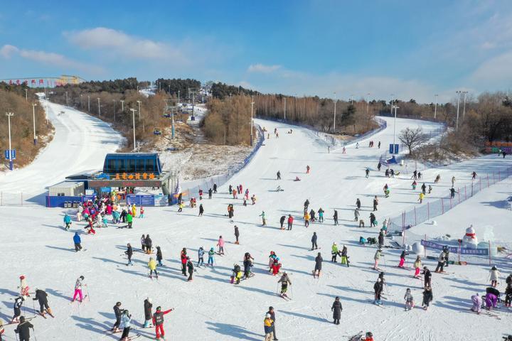 雪地撒欢 热“雪”沸腾——“雪假”让青少年奔赴冰雪运动之约
