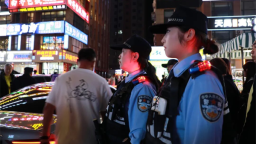 延吉公安：双节守护 延吉网红墙下“蓝玫瑰”绽放