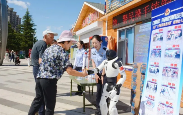 “智元灵犀”亮相图们江广场 科技赋能筑牢智慧边境平安防线_fororder_大图1