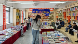 延吉新华书店周末阅读热 知识的海洋吸引众多读者