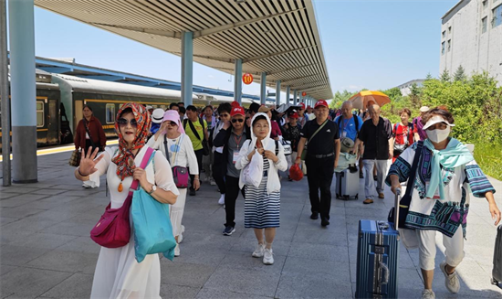首趟“银龄乐游·鲜到延边”银发旅游专列抵达延吉_fororder_吉林银铃1
