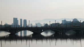 延吉布尔哈通河畔晨景如画 勾勒城市水墨风景