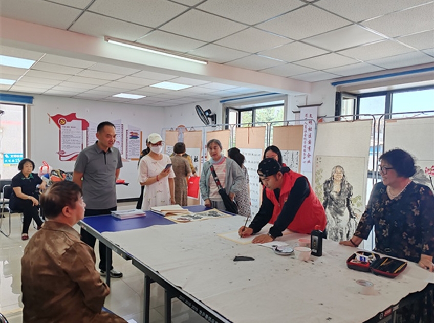 延吉：美术书法摄影作品巡展进社区_fororder_微信截图_20250613113526