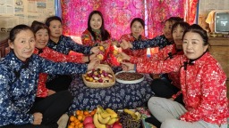 梅河口市“黏豆包小棉袄”巾帼雷锋服务队开展新年走访慰问活动