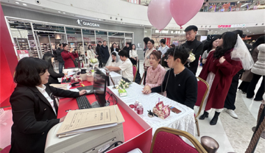 延吉：婚姻登记进商场 浪漫点燃甜蜜经济