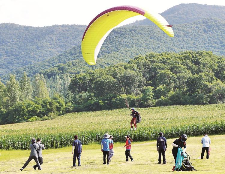吉林·双阳第四届滑翔伞定点比赛启幕