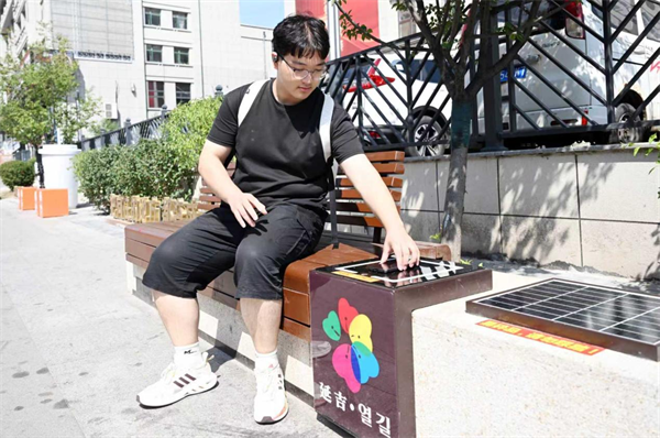 延吉网红弹幕墙对面新增无线充电座椅_fororder_吉林弹幕墙