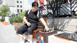 延吉网红弹幕墙对面新增无线充电座椅