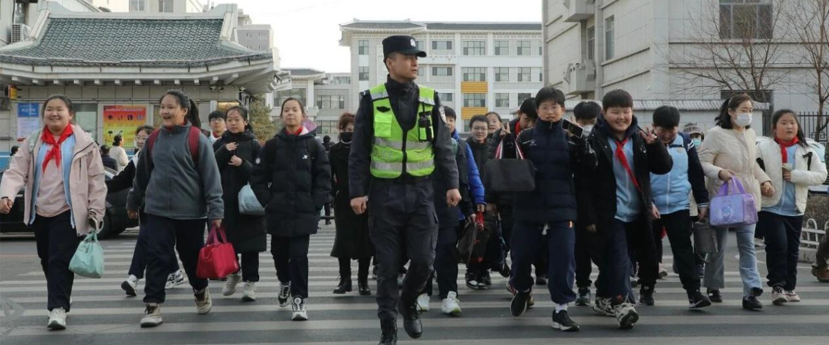 护校安园筑防线 护苗守未暖童心 延吉公安护学岗持续在线