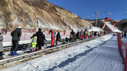 延吉雪假引燃冰雪经济 梦都美滑雪场满是欢腾