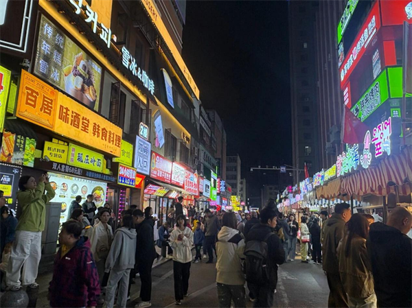 国庆假期 延吉网红弹幕墙引爆游览热潮_fororder_吉林弹幕墙2
