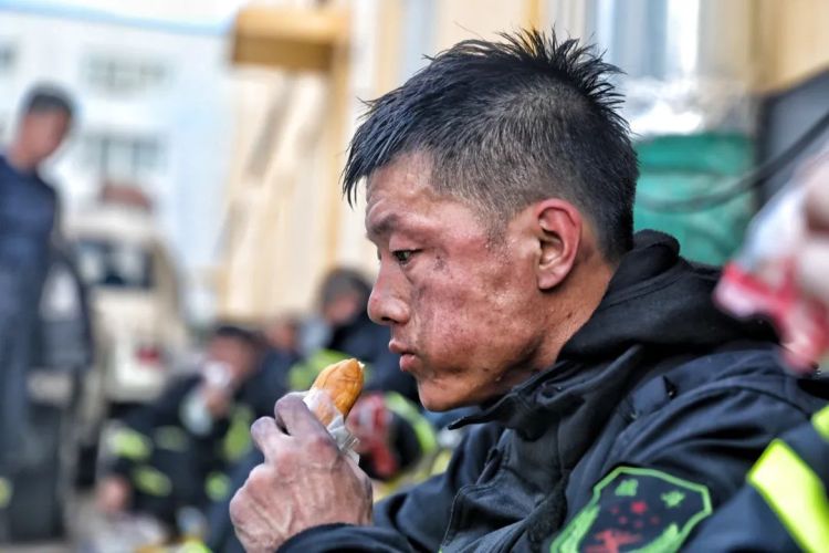 （最美军人专题）中国退役军人丨刘亮：从“橄榄绿”到“火焰蓝”，依然是向险冲锋的战士