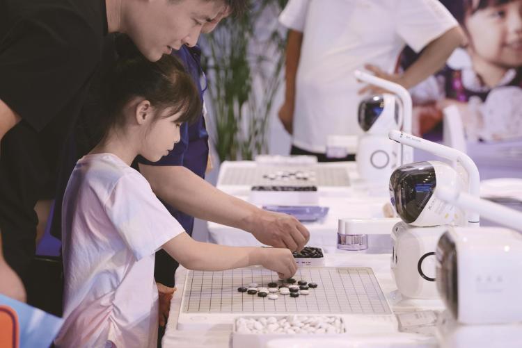 东北亚博览会上游客与AI机器人对弈