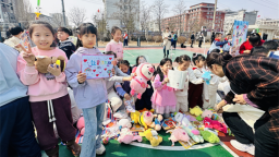 延吉市延河小学举办爱心集市义卖活动