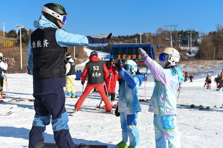 雪地撒欢 热“雪”沸腾——“雪假”让青少年奔赴冰雪运动之约