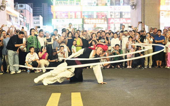 “夏夜遇非遗”燃爆延吉网红弹幕墙！歌舞展演点亮延边之夜