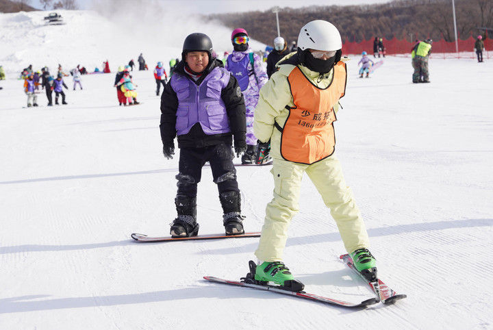 雪地撒欢 热“雪”沸腾——“雪假”让青少年奔赴冰雪运动之约