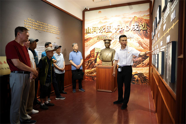 延吉市级老领导共赴红色之旅 银发初心映征程_fororder_吉林老领导1
