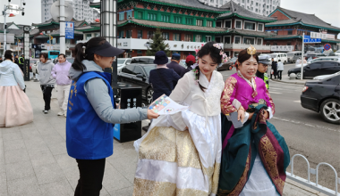 延吉红石榴志愿服务“升温” 助力游客“舒心游”