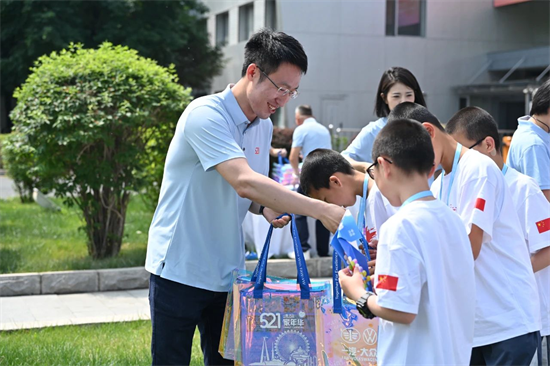 一汽-大众孤儿学校关爱之旅顺利举行_fororder_图片2