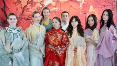 包饺子、穿汉服、逛历史名街……中俄青年这场文化约会太戳了！
