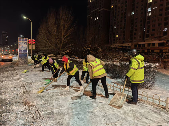 闻雪而动 延吉环卫连夜清雪保畅通_fororder_图片1