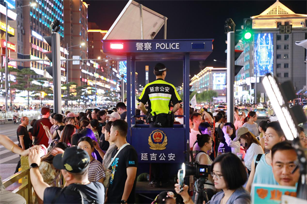 延吉网红弹幕墙下的平安“打卡点”_fororder_吉林弹幕墙1