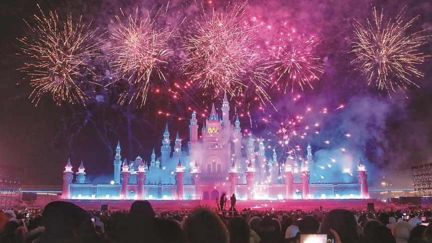 长春：粉雪嘉年华城堡烟花秀灯火璀璨