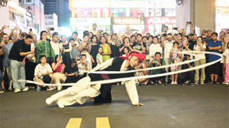 “夏夜遇非遗”燃爆延吉网红弹幕墙！歌舞展演点亮延边之夜