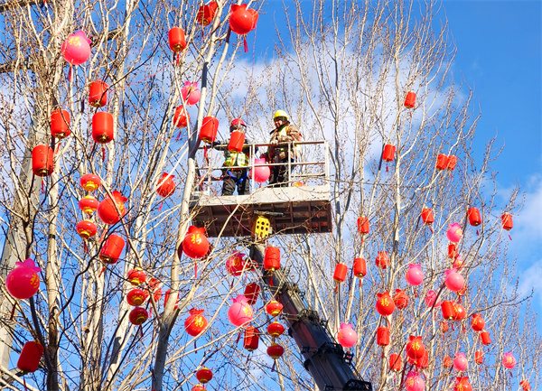 延吉行道树披彩装 红红火火迎接新年_fororder_吉林行道树1_副本