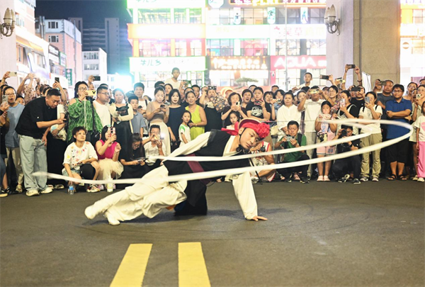 “夏夜遇非遗”燃爆延吉网红弹幕墙！歌舞展演点亮延边之夜_fororder_吉林夏夜1
