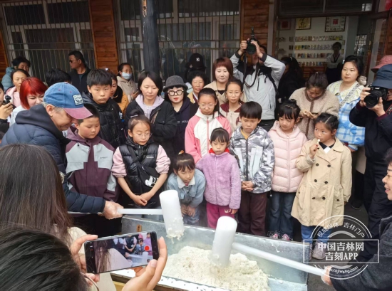 安图县举办“来多彩延边 探边境春韵 相聚松花村 共绘中华情”“五一”文旅体验活动