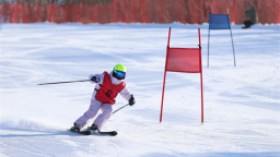 逐雪而行 少年飞驰 延吉市第三届中小学高山滑雪比赛举行