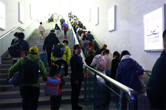 国庆中秋假期 延吉西站到发旅客36万人次_fororder_图片 1