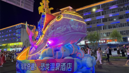 延吉花车巡游璀璨启幕 夏夜经济再添活力
