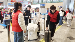 春运路上闪耀“志愿红” 延吉50余名青年志愿者温暖归家路
