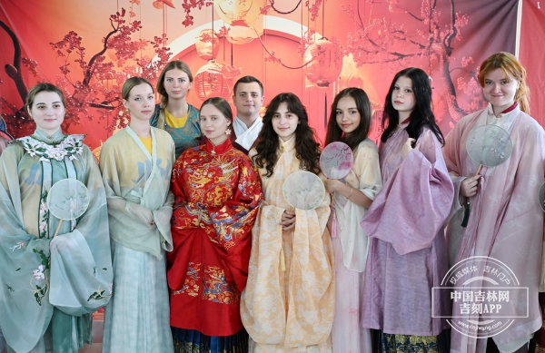 包饺子、穿汉服、逛历史名街……中俄青年这场文化约会太戳了！