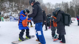 延吉市举办“假日有约 亲子同行”畅游冰雪世界主题公益活动