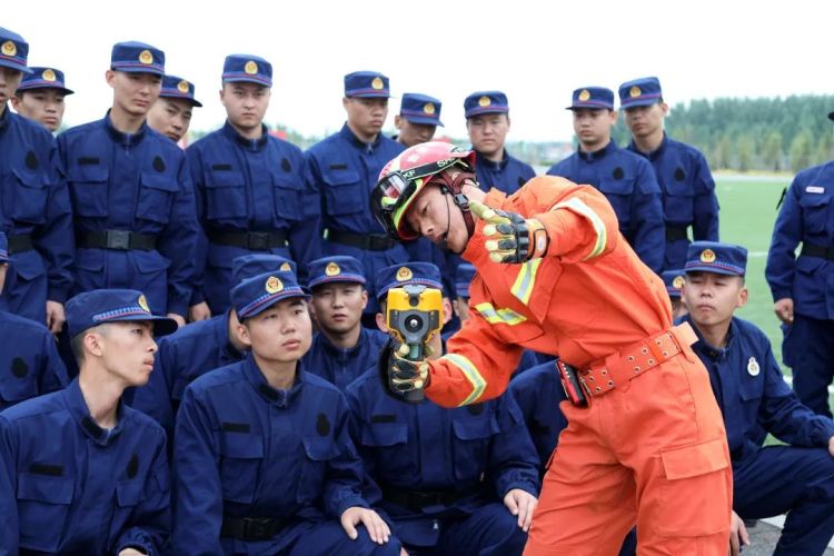 （最美军人专题）中国退役军人丨刘亮：从“橄榄绿”到“火焰蓝”，依然是向险冲锋的战士