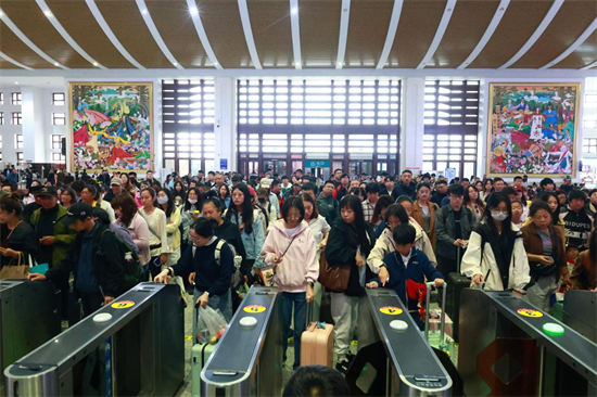 国庆中秋假期 延吉西站到发旅客36万人次_fororder_图片 2