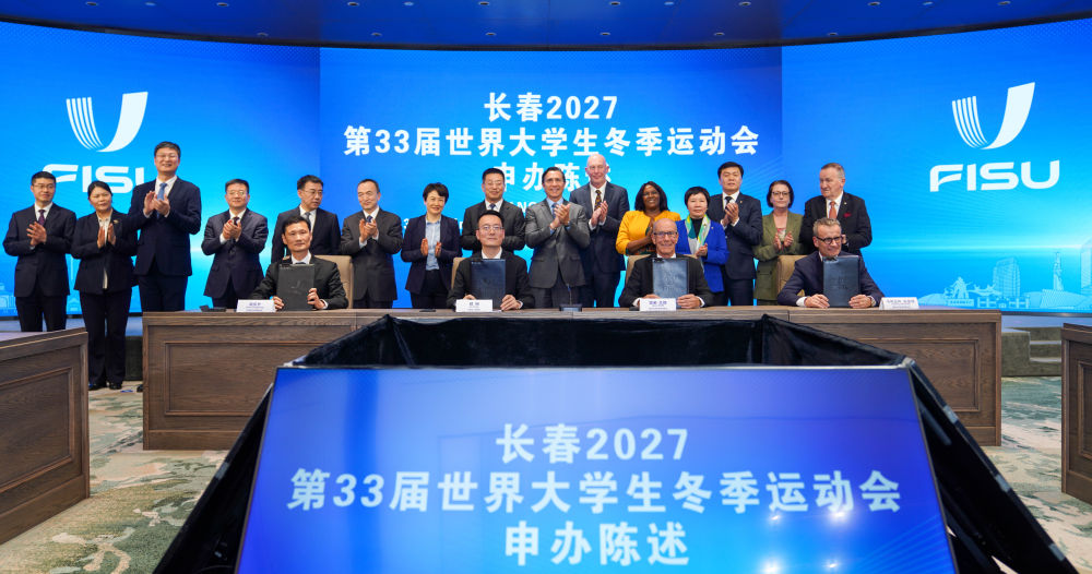 雪地撒欢 热“雪”沸腾——“雪假”让青少年奔赴冰雪运动之约