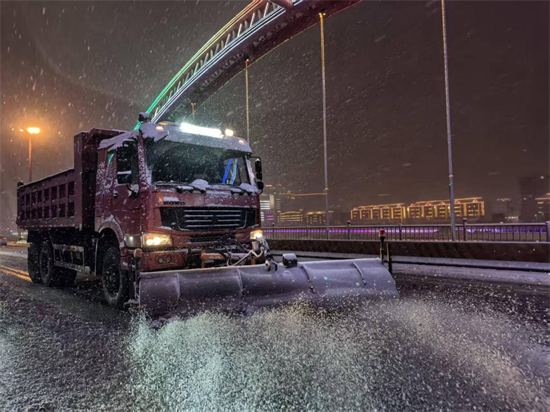 闻雪而动 延吉环卫连夜清雪保畅通_fororder_图片2
