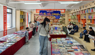 延吉新华书店周末阅读热 知识的海洋吸引众多读者