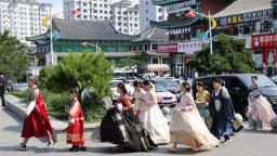 暑气渐消 延吉中国朝鲜族民俗园旅拍热度不减