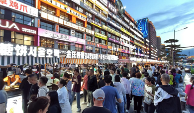 延吉网红弹幕墙再添烟火气 延大美食街夜市正式开市