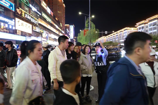延吉公安：双节守护 延吉网红墙下“蓝玫瑰”绽放_fororder_吉林公安1
